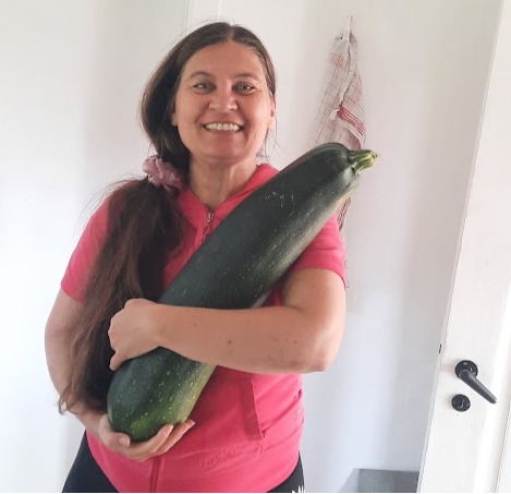 Karen Coates med en gigantisk squash til 5 kroner