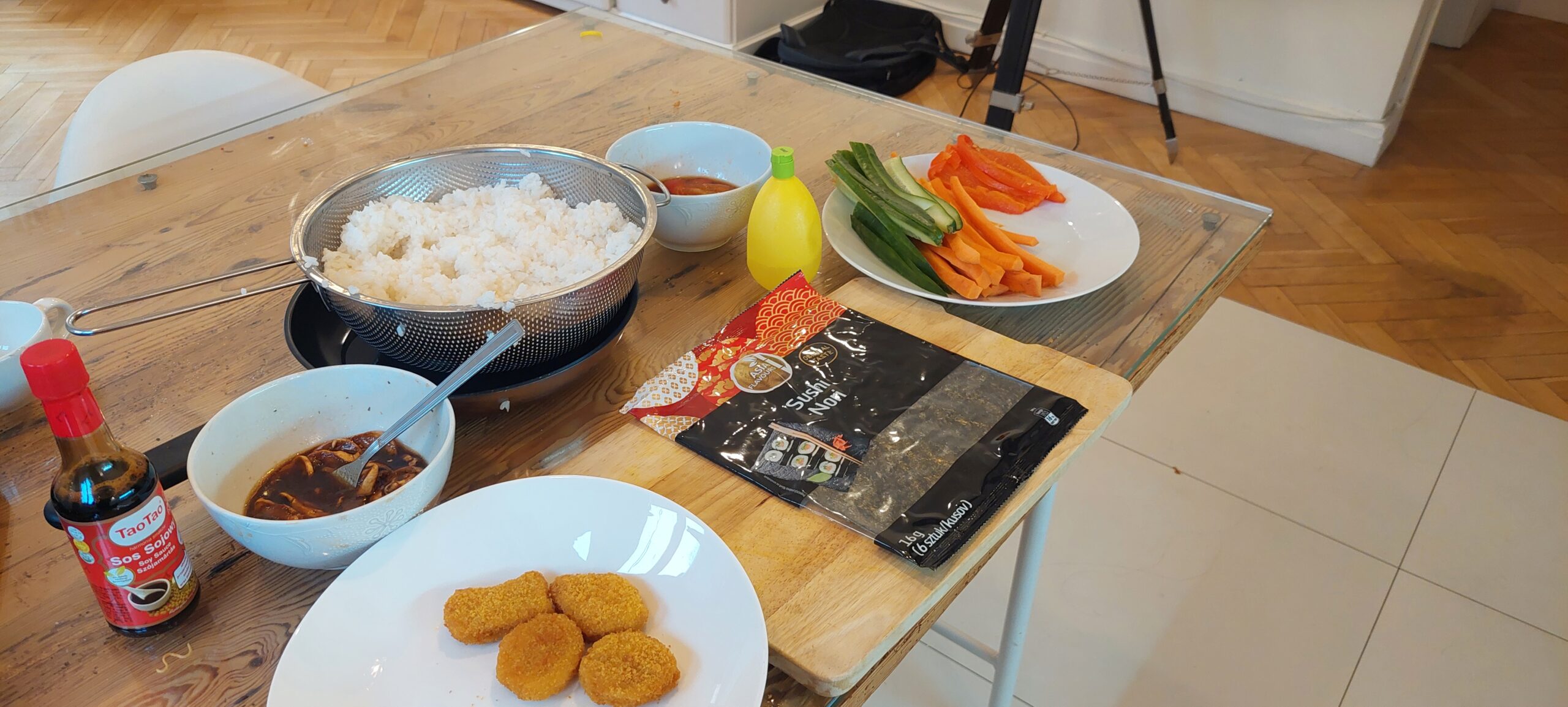 alle ingredienserne er klar til at rulle vegansk sushi