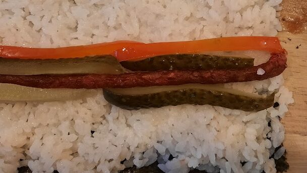 vegansk polsk fushion sushi med kabanosky pølser og syltede agurker