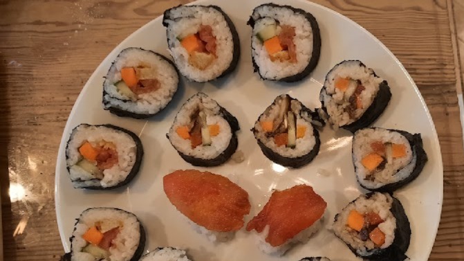 Vegansk sushi med tomatfisk og grøntsager – Lækker plantemad fra DanskPlantemad.dk