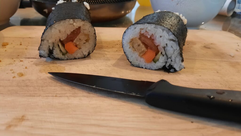 vegansk sushi rulle skåret over