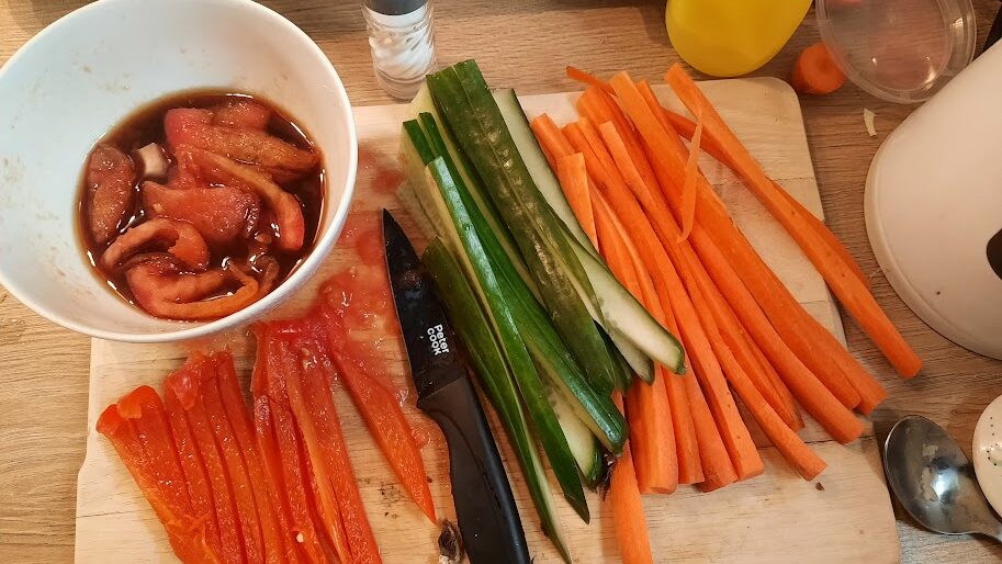 agurk, gulerød og rød peber snittet - "tomatfisk" marinerer